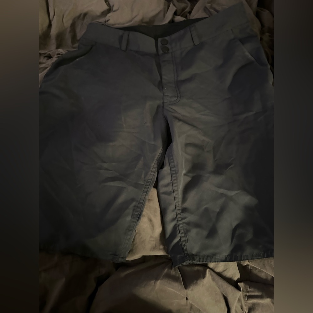 Columbia Sportswear Men's Grey Shorts size 34